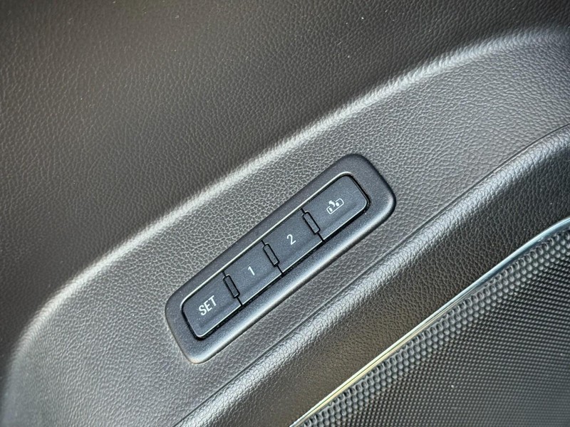 GMC Yukon XL Vehicle Full-screen Gallery Image 26