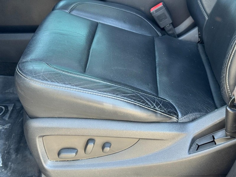 GMC Yukon XL Vehicle Full-screen Gallery Image 28