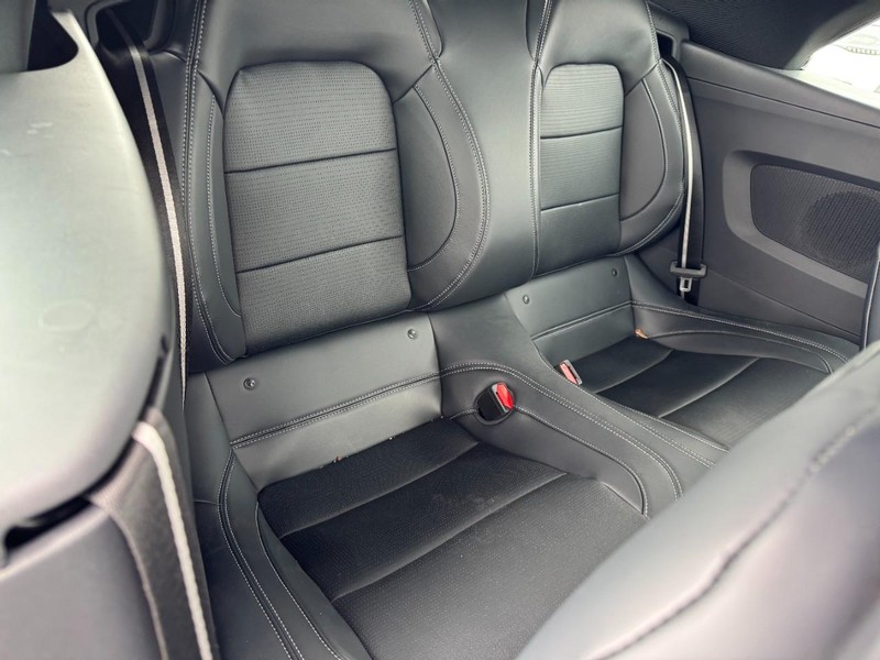 Ford Mustang Vehicle Full-screen Gallery Image 05