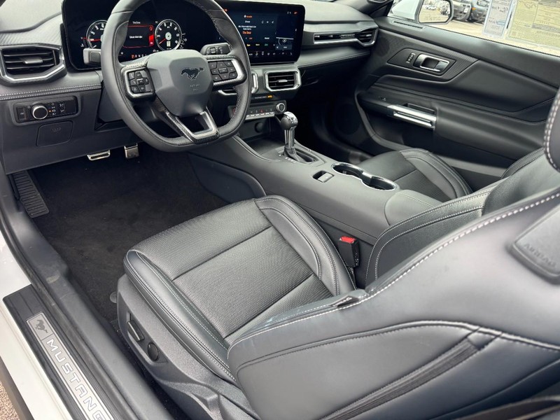 Ford Mustang Vehicle Full-screen Gallery Image 07