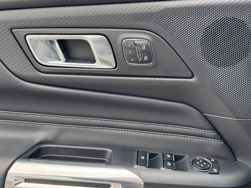 Ford Mustang Vehicle Full-screen Gallery Image 17