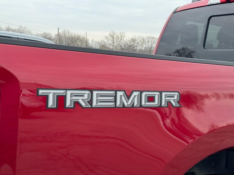 Ford Super Duty F-250 SRW Vehicle Full-screen Gallery Image 04