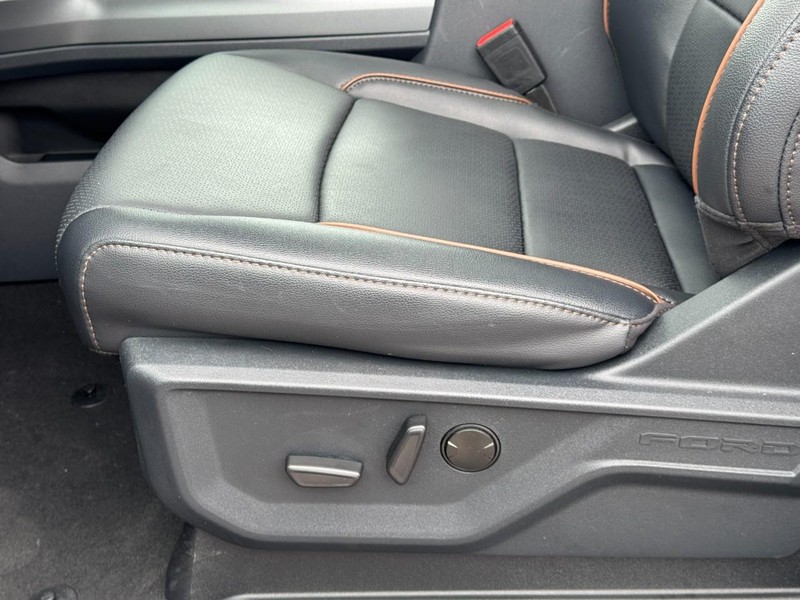 Ford Super Duty F-250 SRW Vehicle Full-screen Gallery Image 14