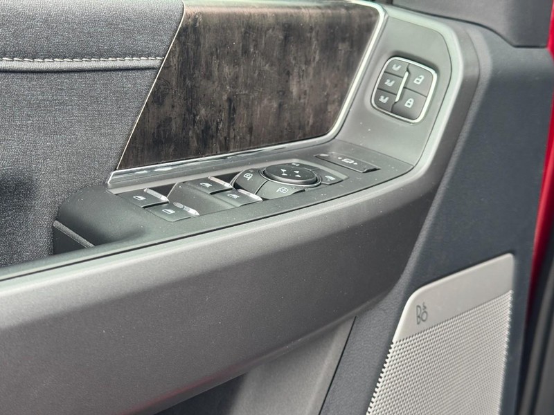 Ford Super Duty F-250 SRW Vehicle Full-screen Gallery Image 16