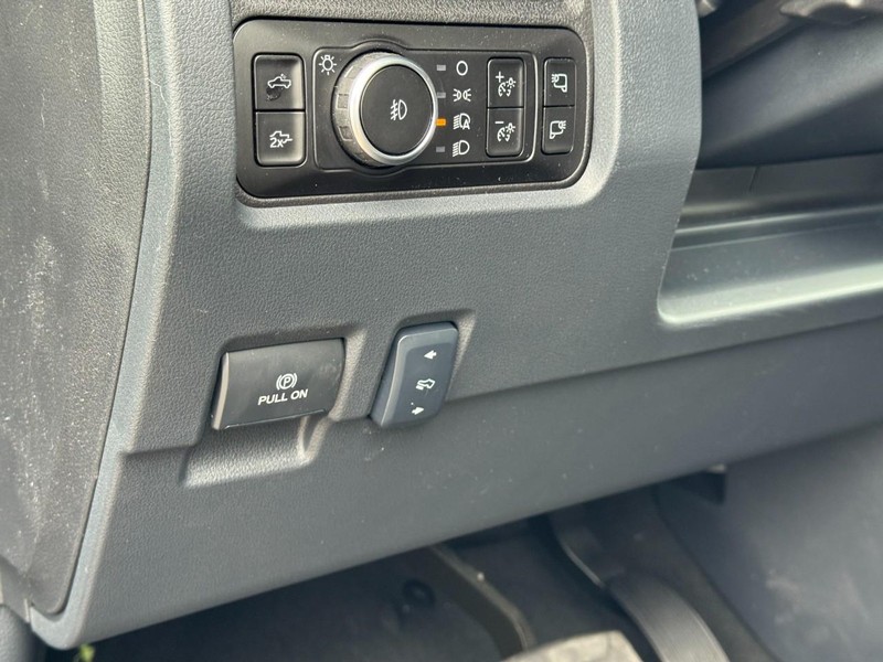 Ford Super Duty F-250 SRW Vehicle Full-screen Gallery Image 18