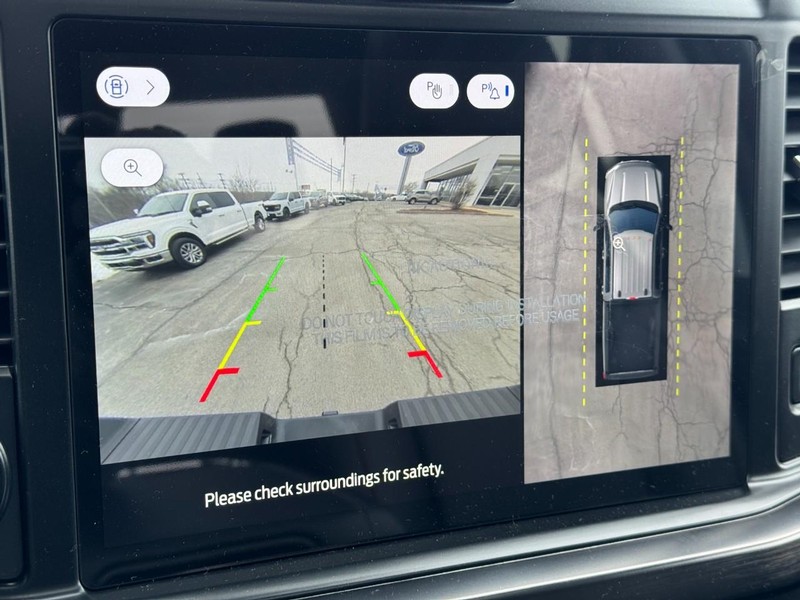 Ford Super Duty F-250 SRW Vehicle Full-screen Gallery Image 22