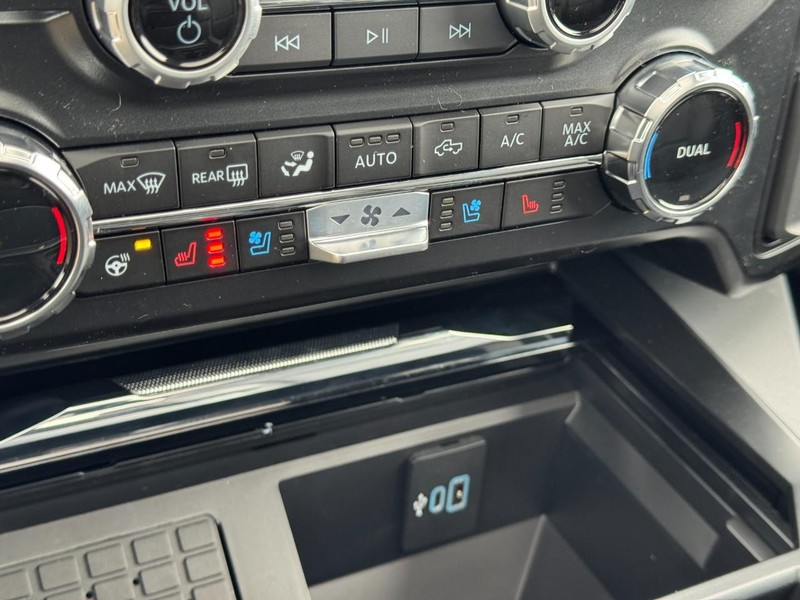 Ford Super Duty F-250 SRW Vehicle Full-screen Gallery Image 23