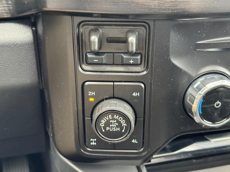 Ford Super Duty F-250 SRW Vehicle Full-screen Gallery Image 24