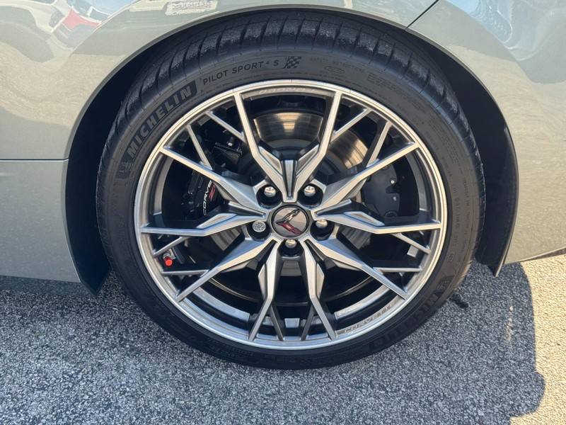 Chevrolet Corvette Vehicle Full-screen Gallery Image 05