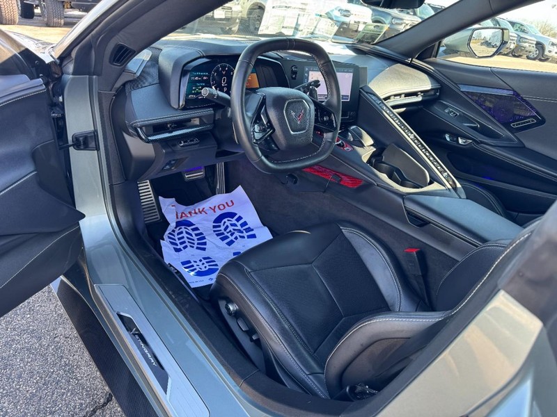 Chevrolet Corvette Vehicle Full-screen Gallery Image 11