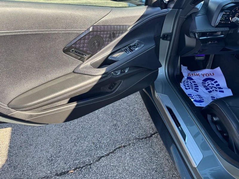 Chevrolet Corvette Vehicle Full-screen Gallery Image 12