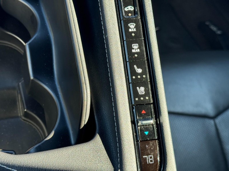 Chevrolet Corvette Vehicle Full-screen Gallery Image 26