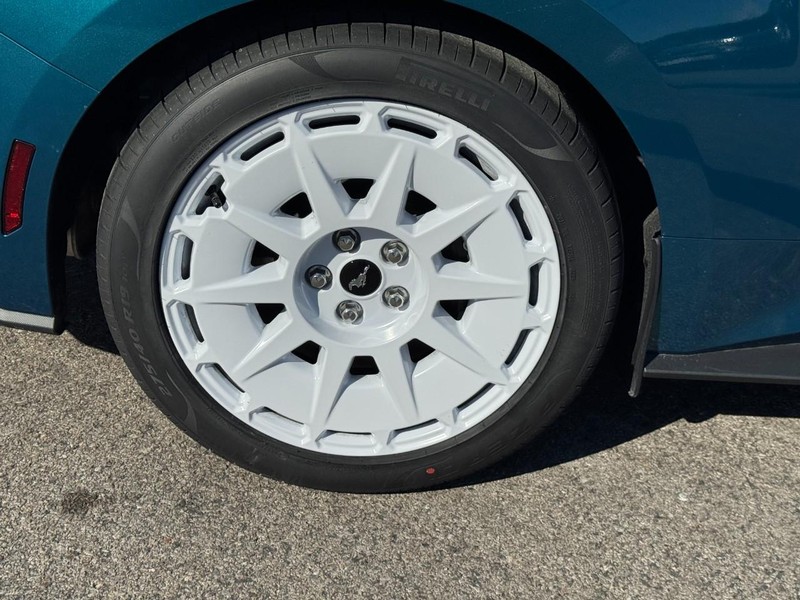 Ford Mustang Vehicle Full-screen Gallery Image 04