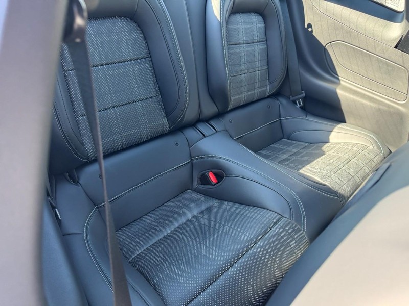 Ford Mustang Vehicle Full-screen Gallery Image 05