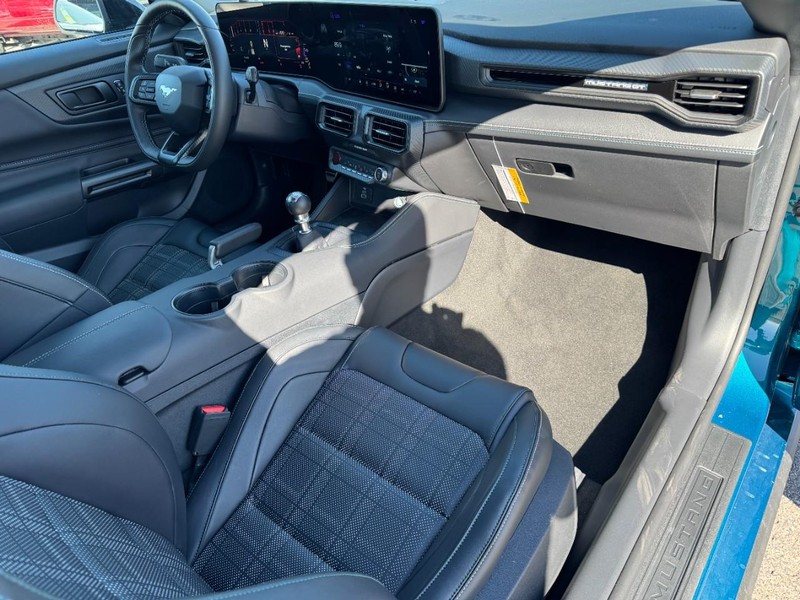 Ford Mustang Vehicle Full-screen Gallery Image 06