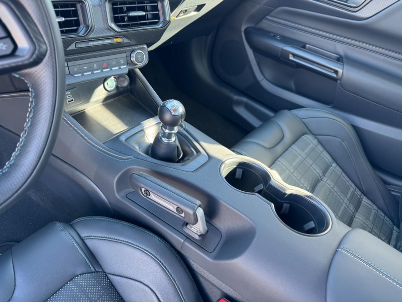 Ford Mustang Vehicle Full-screen Gallery Image 11