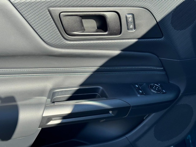 Ford Mustang Vehicle Full-screen Gallery Image 12