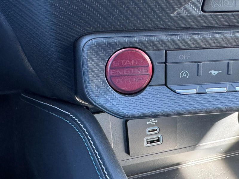 Ford Mustang Vehicle Full-screen Gallery Image 17