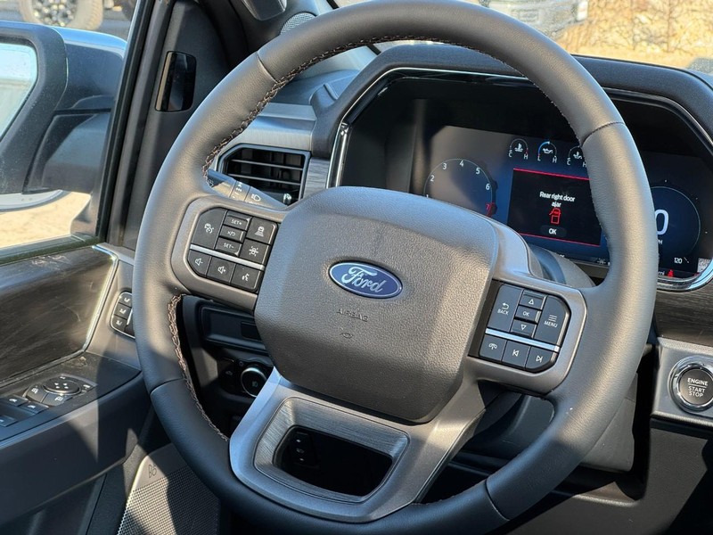 Ford F-150 Vehicle Full-screen Gallery Image 08