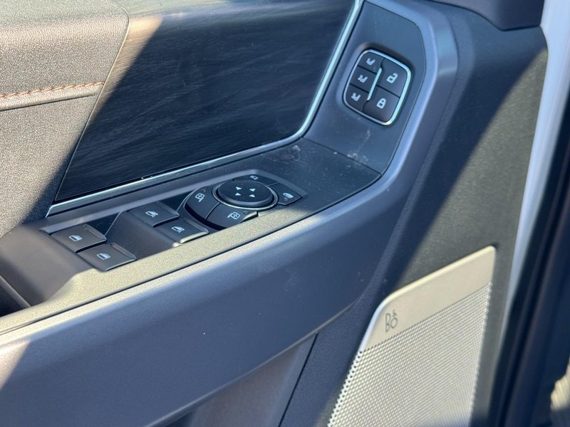 Ford F-150 Vehicle Full-screen Gallery Image 13