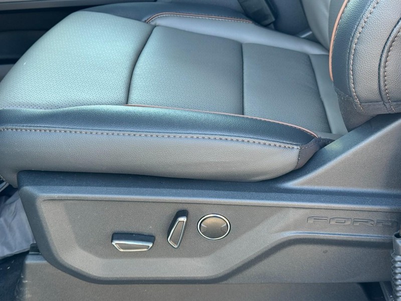 Ford F-150 Vehicle Full-screen Gallery Image 14