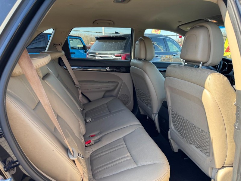 Kia Sorento Vehicle Full-screen Gallery Image 10