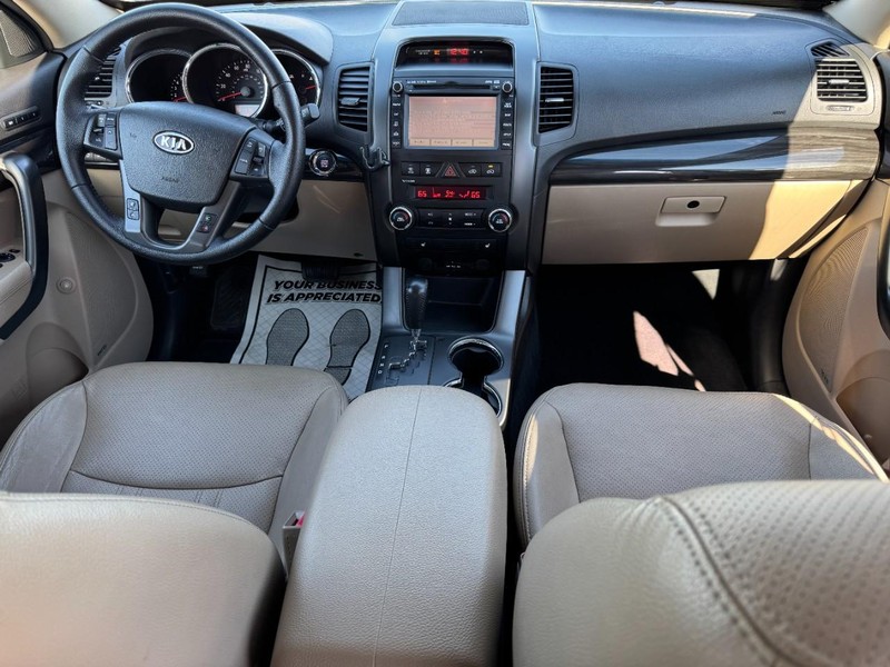 Kia Sorento Vehicle Full-screen Gallery Image 11