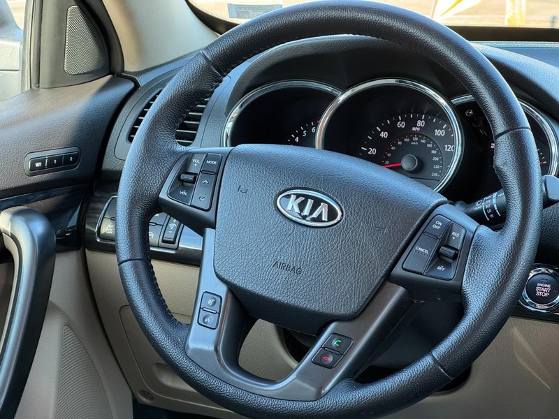 Kia Sorento Vehicle Full-screen Gallery Image 12