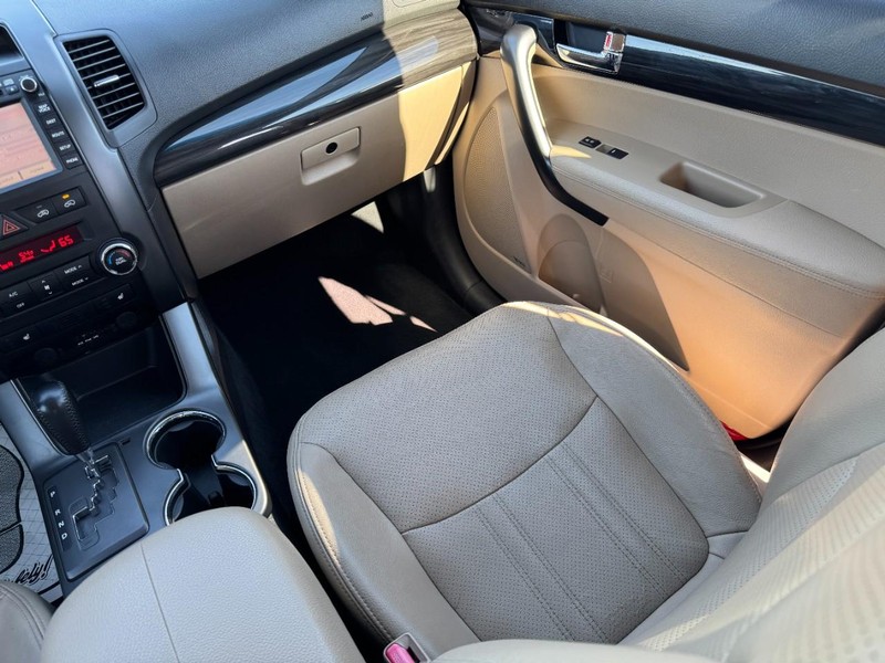 Kia Sorento Vehicle Full-screen Gallery Image 15