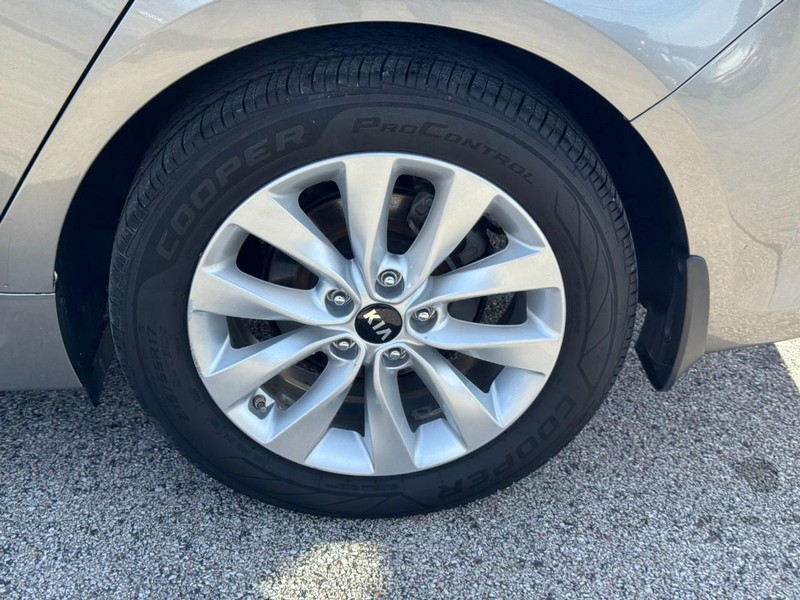 Kia Optima Vehicle Full-screen Gallery Image 07