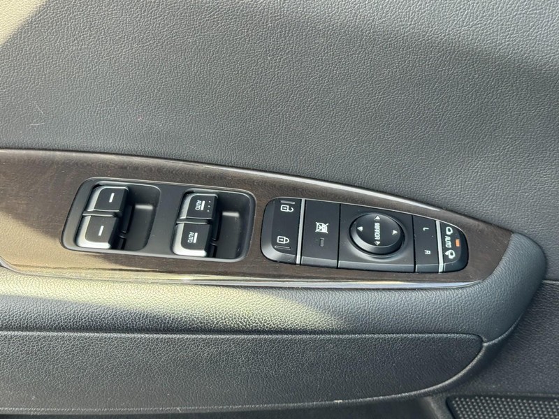 Kia Optima Vehicle Full-screen Gallery Image 23