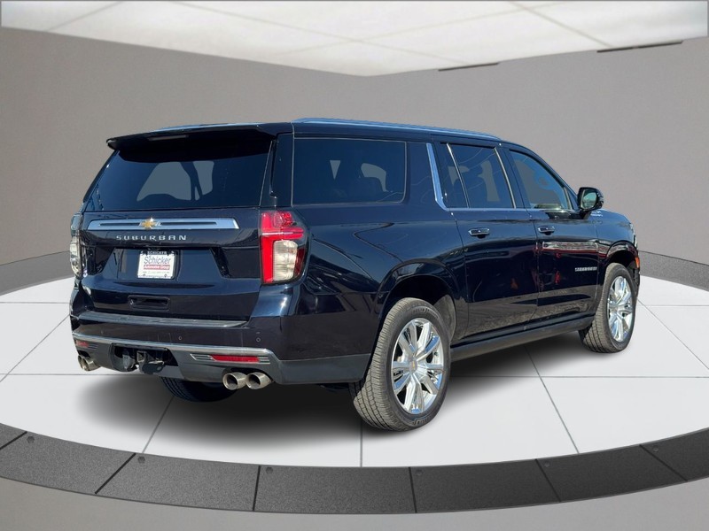 Chevrolet Suburban Vehicle Full-screen Gallery Image 03