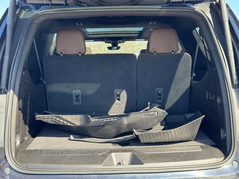 Chevrolet Suburban Vehicle Full-screen Gallery Image 05