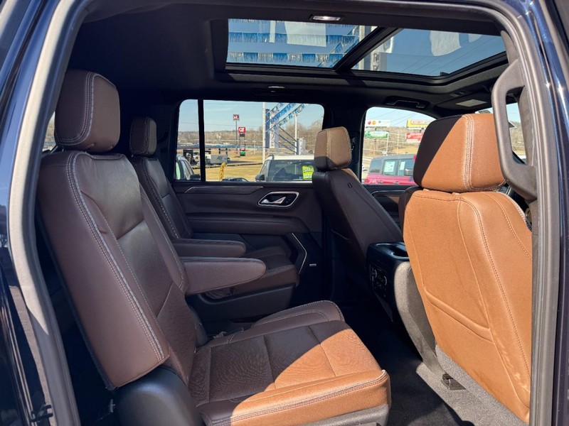 Chevrolet Suburban Vehicle Full-screen Gallery Image 10