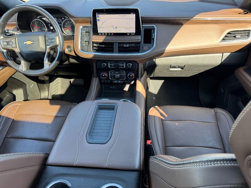 Chevrolet Suburban Vehicle Full-screen Gallery Image 12