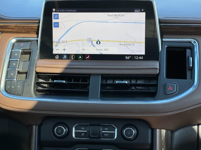 Chevrolet Suburban Vehicle Full-screen Gallery Image 14