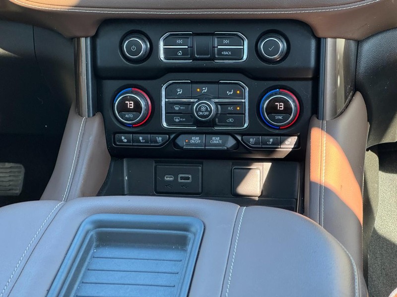 Chevrolet Suburban Vehicle Full-screen Gallery Image 15