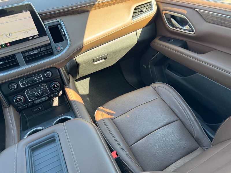 Chevrolet Suburban Vehicle Full-screen Gallery Image 16