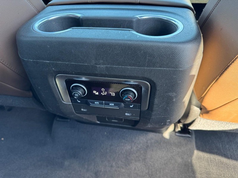 Chevrolet Suburban Vehicle Full-screen Gallery Image 17