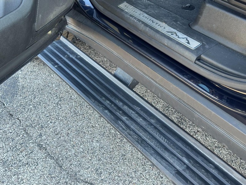 Chevrolet Suburban Vehicle Full-screen Gallery Image 18