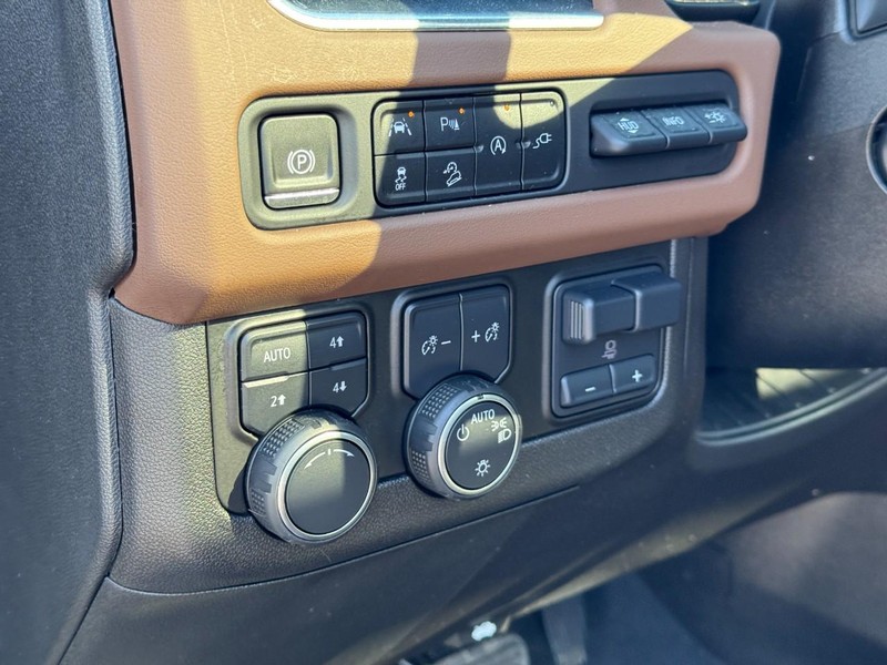 Chevrolet Suburban Vehicle Full-screen Gallery Image 20