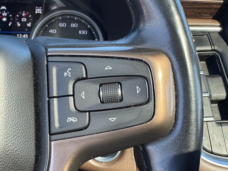 Chevrolet Suburban Vehicle Full-screen Gallery Image 22