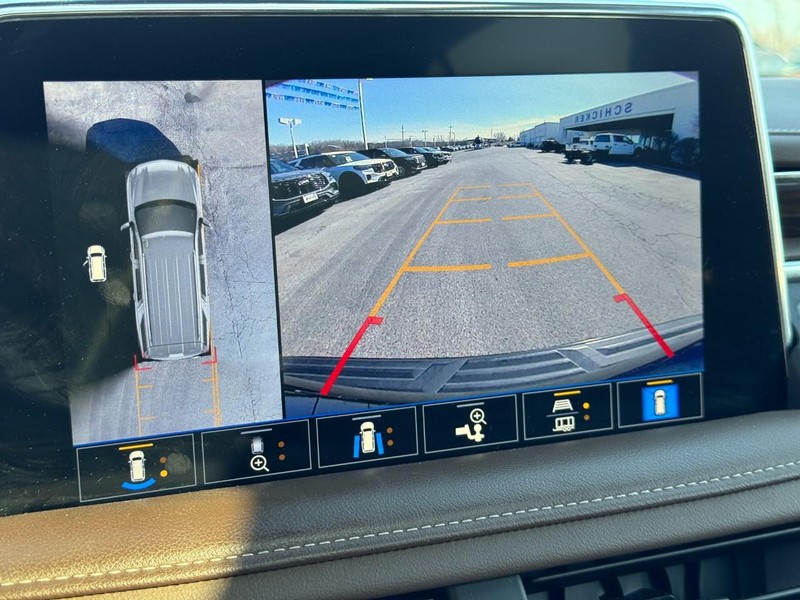 Chevrolet Suburban Vehicle Full-screen Gallery Image 25