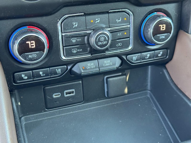 Chevrolet Suburban Vehicle Full-screen Gallery Image 26