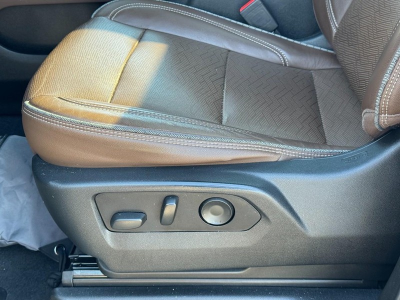 Chevrolet Suburban Vehicle Full-screen Gallery Image 27