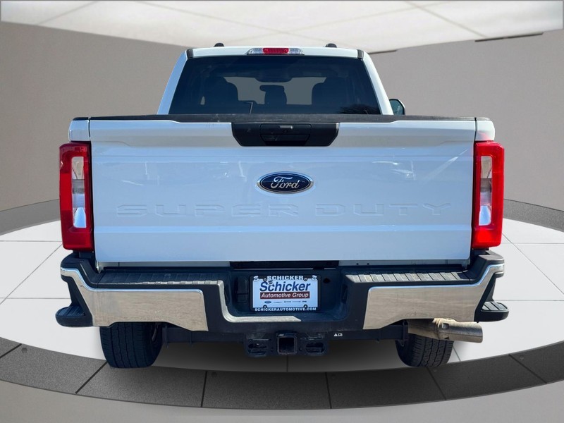 Ford Super Duty F-350 SRW Vehicle Full-screen Gallery Image 04