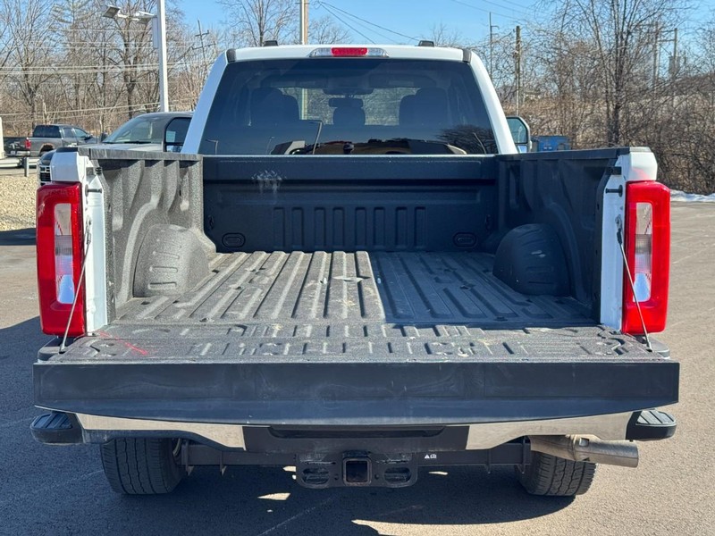 Ford Super Duty F-350 SRW Vehicle Full-screen Gallery Image 05