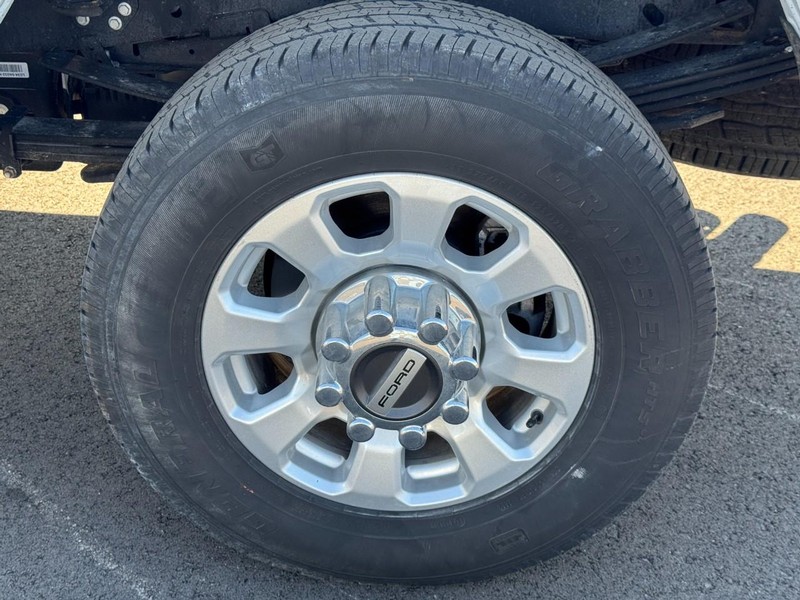 Ford Super Duty F-350 SRW Vehicle Full-screen Gallery Image 07