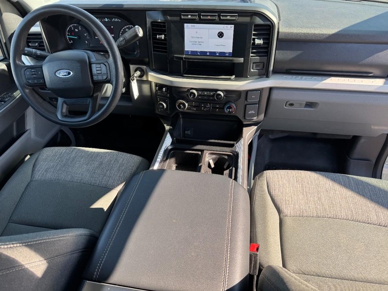 Ford Super Duty F-350 SRW Vehicle Full-screen Gallery Image 11