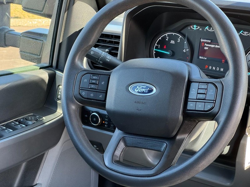 Ford Super Duty F-350 SRW Vehicle Full-screen Gallery Image 12